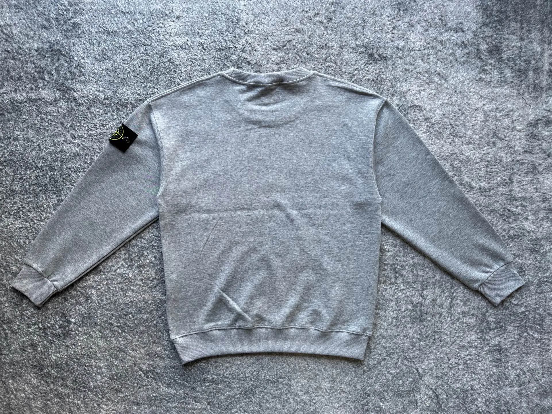 P146 STONE ISLAND Classic badge solid color round neck long-sleeved pullover sweatshirt for men and women 🍂 Sweatshirt season Autumn | Relaxation prologue "Autumn wrapped in a loose sweatshirt, happiness can be so simple" 🎵 Oversize lazy silhouette + warm velvet feel, comfortable to wear at home and out Color: Navy blue Black Gray Size: Length Shoulder width Bust Sleeve length Recommended weight S 69 56 54 54 115-130 M 71 59 57 55 130-155 L 73 62 60 56 155-175 XL 75 65 63 57 175-200